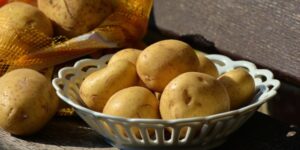 Kann man rohe Kartoffeln essen?